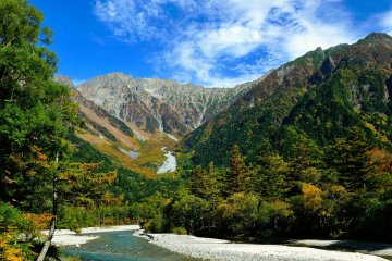 <p>Mt. Hotaka and the Azusa River can be seen from anywhere in Kamikochi</p>